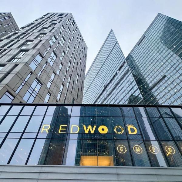 Логотип площадки Redwood